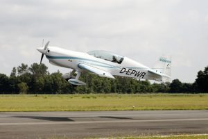 Ein leiser Start in eine neue Ära der Luftfahrt: Die rund 1.000 Kilogramm schwere Extra 330LE dient Siemens als Erprobungsträger.