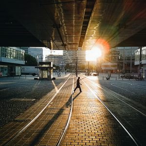 Berlin Alexanderplatz: Der Sozialwissenschaftler Jörg Nicht schafft es auf beeindruckende Art und Weise, Metropolen über zufällig wirkenden Perspektiven und Kompositionen einen ganz eigenen Charakter einzuhauchen.
