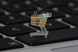 Der britische Chief Medical Officer erachtet Online-Shopping als gesundheitlichen Risikofaktor. Einer von zehn Briten shoppt nur noch vom Sofa aus und dieser Bewegungsmangel sei gefährlich. (Bild: Tim Reckmann/ pixelio.de)