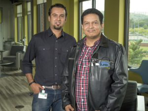 Die zwei Forscher Rasib Khan und Ragib von der University of Alabama at Birmingham entwickelten eine tragbare Cloud in Form einer Jacke (wird vorne im Bild getragen), ... (Bild: UAB)