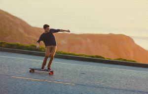 …und präsentiert neben dem UE- und Zubehör-Sortiment auch trendige News wie die angetriebenen Skateboards von Inboard. 