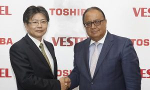 Bei der IFA verkündeten Turan Erdogan, CEO der Vestel-Gruppe (re.) und Atsushi Murasawa, Chef der Visual-Products-Gruppe von Toshiba, die zukünftige Zusammenarbeit. (©Vestel)
