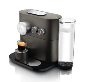 Zusätzlich besteht der Kundenwunsch nach einem „verlängerten Kaffee“, weswegen Nespresso seiner neuen Maschine beigebracht hat, einen so genannten „Americano“ (wie eine Art Verlängerter) zuzubereiten. 