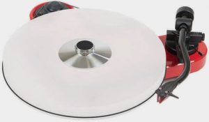 Acryl it RPM 1 Carbon wertet den Plattenspieler sowohl klanglich als auch optisch auf. 
