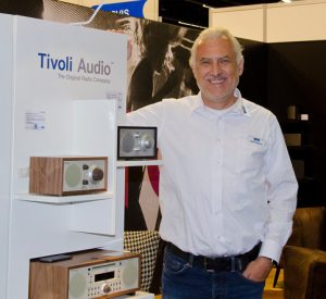 Novis-GF Jodok Kaufmann präsentierte den AELVIS-Besuchern mit Tivoli Audio die angekündigte neue Marke. (©W.Schalko)
