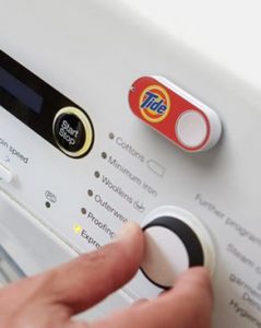 Alltagsartikel wie Duschgel, Waschmittel oder Zahnpasta lassen sich heute schon schnell und unkompliziert per Knopfdruck nachbestellen. Amazon zeigt es mit seinem „Dash“-Button vor. (Bild: Amazon)