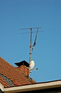 Bald ist die DVB-T2 Umstellung in Niederösterreich, Wien und dem Burgenland vollzogen. Betroffen sind nur TV-Antennen-Nutzer, aber das sind offenbar noch einige, denn in den NÖ Elektrofachhandelsgeschäften herrscht zur Zeit reges Treiben. (Bild: Paul-Georg Meister/ pixelio.de)