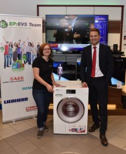 Thomas Wahl übergab den Hauptpreises, eine Miele Waschmaschine WMV 960, an Ulrike Gschwandtner von EVS Team Krems