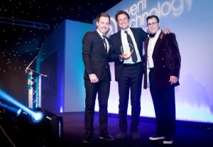 LINEAPP gewinnt Event Technology Awards 2016 in London in der Kategorie „Best Technology Startup”. Im Bild (vlnr): Andrew Ryan (Moderator/Comedian), Alexander Kränkl (CEO LINEAPP) und James Morgan (Event Tech Lab). (©LINEAPP)
