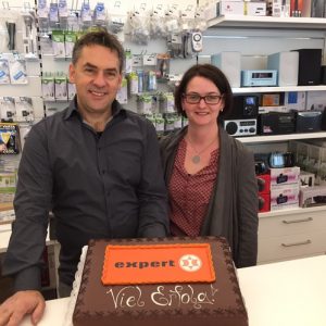 Manfred und Edeltraud Müllner mit der traditionellen Expert Torte zur Neueröffnung.
