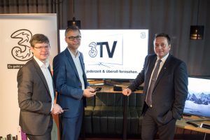 Präsentierten heute das neue Angebot 3TV (v.l.n.r.): Rudolf Schrefl (3CCO), Jan Trionow (3CEO) und Martin Wallner (Vice President Samsung Electronics Austria). (©Hutchison Drei Austria Gmbh/APA-Fotoservice/Godany)
