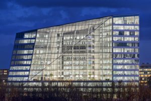 „The Edge“ in Amsterdam ist ein ausgesprochen nachhaltiges und durch seine modernste Gebäudetechnik auch ein „intelligentes“ Haus. Es ist weltweit das erste Bürogebäude, das mit dem innovativen Bürobeleuchtungssystem „Power-over-Ethernet“ von Philips ausgestattet wurde. (©Philips/Ronald Tilleman)
