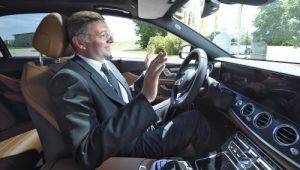 Verkehrsminister Jörg Leichtfried beim Test von automatisierten Manövern in einem Testfahrzeug. (© bmvit/Johannes Zinner)