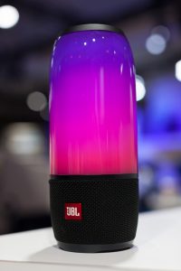 Der JBL Pulse 3 sorgt für herausragenden 360-Grad-Sound und LED-Lichtshow.