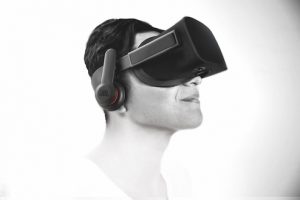 Die Kopfhörer JBL OR300 (im Bild) und OR100 wurden für OCULUS RIFT Virtual Reality-Brillen entwickelt.
