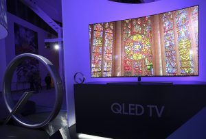 QLED TV heißt das neue Zauberwort bei Samsung. Das neue Line-up steht nicht nur für eine weiter verbesserte Bildtechnologie, sondern auch für einen neuen Design-Ansatz. 