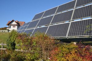 Eine radikale Energiewende zu erneuerbaren Energiequellen wie PV soll nach Plan von Bundeskanzler Christian Kern u.a. neue Investitionen auslösen und zusätzliche Arbeitsplätze schaffen. (Foto: Schebach)