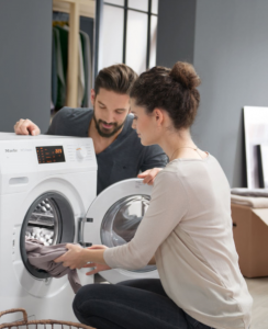 Auch 2017 gibt es wieder die beliebte Aktion „Clever sparen“ von Miele: „Mit den neuen Waschmaschinen-Modellen WDB 030 WCS oder WDB 030 WPS und einer noch bequemeren Abwicklung“, wie der Premiumhersteller verspricht. (Foto: Miele)