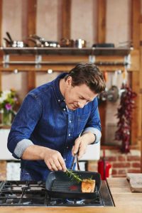 Tefal präsentiert die neue Jamie Oliver Tefal Premium Aluguss Pfannen-Serie, bestehend aus hochwertigen Pfannen, Wokpfanne und Grillpfanne. Die Pfannen sind mit Thermo-Spot als integriertem Temperaturanzeiger ausgestattet und sind für alle Herdarten inklusive Induktion geeignet. 