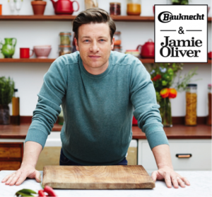 Jamie Oliver und Bauknecht starten dieses Jahr eine Kooperation.  „Natürlich sind wir alle sehr beschäftigt, aber mal ehrlich: Essen müssen wir trotzdem“, sagt Jamie Oliver. „Wenn wir für unsere Lieben da sind und ihnen gleichzeitig ein selbst zubereitetes, nahrhaftes Essen anbieten, ist das in jedem Fall eine gute Sache.“