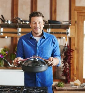 Tefal hat gemeinsam mit dem Starkoch Jamie Oliver einen neuen Schmorbräter mit Edelstahldeckel und Gittereinsatz entwickelt.