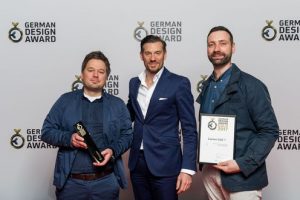 Bei den German Design Awards 2017 wurde Loewes wegweisendes Design und Innovation „Made in Kronach“ fünf Mal ausgezeichnet. Im Bild (vlnr): Marco Mueller, CEO Mark Hüsges und Georg Tischer.
