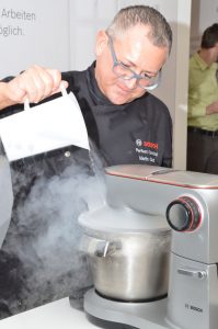 Für den Eventcharakter sorgt Haubenkoch Martin Graf, wenn er wie hier zur Speiseeis-Erzeugung mittels flüssigem Stickstoff schreitet. (Foto: Dominik Schebach) 