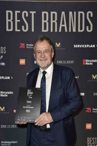 Udo van Bergen, Trade Marketing Director Groupe SEB nahm den Preis entgegen. 
