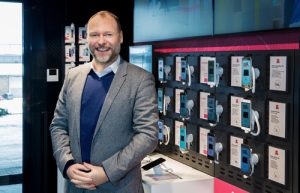 Jens Radszuweit, T-Mobile Leiter Retail Sales, sieht bei HomeNet eine neue Chance für den Fachhandel. Mit dem Breitband-Zugang aus der Luft kann der EFH alle Komponenten zum Thema Vernetzung aus einer Hand anbieten. (Foto: T-Mobile)