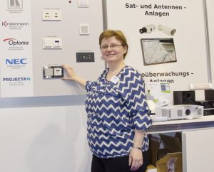 GF Karin Raabl mit einem der Messehighlights: neue, zu bestehenden Anlagen kompatible Module für das Doyson Multiroom-System mit Bluetooth. 
