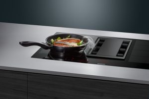 Mit inductionAir hält Siemens das richtige Produkt für den Trend zu offenen Küchen bereit. 