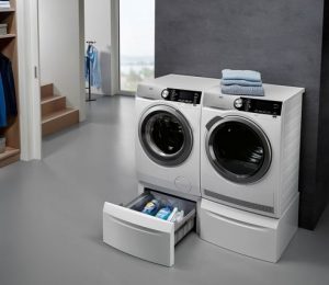 Die neuen Wäschepflegegeräte aus der „New Laundry Range“ von AEG sind u.a. mit der „SoftWater Technologie“-Technologie ausgestattet.  „Diese enthärtet das Wasser vor dem Waschgang und ermöglicht schon bei 30 Grad ein Waschergebnis, das sonst nur bei 60 Grad erreichbar ist“, verspricht der Hersteller.