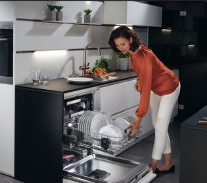 Neu ist auch der AEG „ComfortLift Geschirrspüler“, der seinen Anwendern buchstäblich entgegen kommt und die Hausarbeit somit enorm erleichtert. 