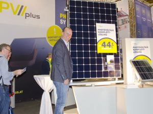 GF Martin Dürnberger durfte sich bei der Präsentation im Rahmen der Energiesparmesse Wels über reges Interesse an Österreichs erster Photovoltaik Fix-und fertig-Lösung freuen. (©W.Schalko)

