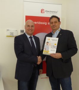Gottfried Rotter und Gerald Rausch besiegeln die e-Marke-Mitgliedschaft von Ei Electronics in Österreich. 
