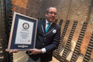 Jack Brockman, offizieller Schiedsrichter von Guinness World Records, mit der offiziellen Bestätigung der neuen Bestleistung.
