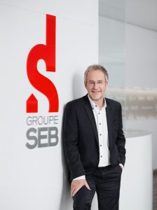 Der bisherige beliebte Trade Marketing Director Udo van Bergen wird als freier Berater für die Groupe SEB tätig bleiben. 
