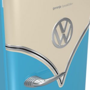 Der VW-lizenzierte Gorenje Retro-Kühlschrank im Vintage-Design mit typischer, zweifarbiger Frontgestaltung in Baby Blue (im Bild) oder Burgundy (Bild oben), einem großem VW-Logo sowie Deko-Details in Chrom besticht innen durch zeitgemäße Ausstattung