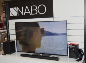 Mit dem UV7100 (auf dem gerade der Nabo Image-Spot läuft) gibt es ein neues TV-Topmodell bei Nabo, dazu passend in Kürze auch die erste Soundbar SB 5812.
