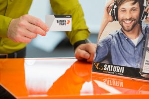 Saturn Deutschland stellt die neue Saturn Card vor. Diese kostenlose Kundenkarte bietet vom Start weg Einkaufsvorteile wie zum Beispiel ein verlängertes Umtauschrecht, Online-Kassenbons und Einladungen zu Events in den Saturn-Märkten. 
