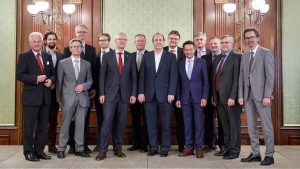 Das OVE-Präsidium und die Mitglieder des OVE-Vorstands. (Fotos: OVE/Krpelan)
