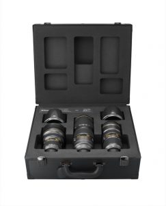 Das Nikkor Triple F2.8 Zoom Lens Set umfasst drei Highend-Zoom-Objektive: Das Weitwinkelobjektiv AF-S NIKKOR 14–24 mm 1:2,8G ED, das AF-S NIKKOR 24–70 mm 1:2,8E ED VR mit normalem Bildwinkel und das Teleobjektiv AF-S NIKKOR 70–200 mm 1:2,8E FL ED VR.
