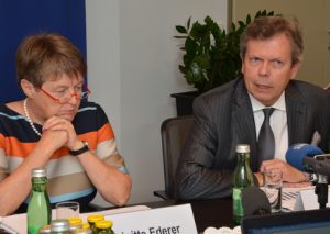 FEEI-Präsidentin Brigitte Ederer und GF Lothar Roitner präsentierten heute die Bilanz der österreichischen ELektro- und Elektronikindustrie. Die konnte 2016 ein gutes Ergebnis einfahren, für den nachhaltigen Erfolg forderten sie aber eine  Industriepolitik ein, die auch die strategischen Interessen Europas besser berücksichtigt. 