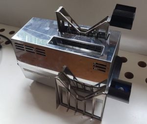Wir fanden den Toaster aus den 1960-iger Jahren durch Zufall. Er hat zwei „Metallklammern“ zum Festklemmen der zu toastenden Scheiben. Diese sehen ein bisschen aus wie die allerersten Steigeisen von Reinhold Messner. Das Gerät wirkt wie ein Fundstück aus dem Bergisel-Museum … (Foto: S. Bruckbauer)