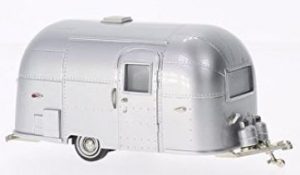 …. bzw. erinnert irgendwie an eine eckige Variante des bekannten, amerikanischen, rundum silbernen Wohnwagenmodells „Airstream“. (Foto: ModellAutoDiscount)