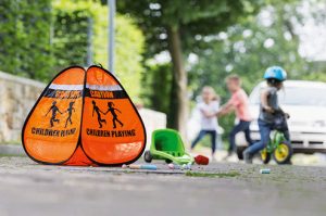 Das 3D-Warnzelt Luke warnt Verkehrsteilnehmer vor spielenden Kindern und ist geeignet für Hofeinfahrten, (Spiel-) Straßen und den Straßenrand.