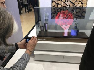 Panasonic präsentierte auf der Internationalen Funkausstellung in Berlin einen transparenten OLED TV. Der funktionsfähige Prototyp zeigte, wie TVs in wenigen Jahren aussehen könnten.
