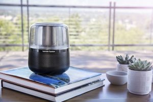Harman Kardon Allure mit Amazon Alexa: Intuitive Sprachsteuerung und ein eigenständiges Design verbinden sich mit dem wunderbaren 360° Klang von Harman Kardon.
