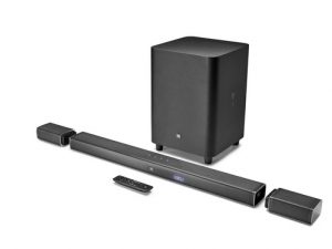 Die JBL BAR 5.1 bietet nicht nur Sound der Spitzenklasse, sondern auch zwei abnehmbare kabellose Rücklautsprecher, deren Akkus rund 10 Stunden Surround-Sound ermöglich.
