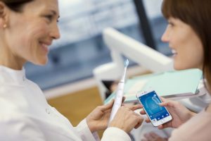 Über die App auf dem Smartphone erhalten Benutzerinnen und Benutzer Feedback zur Verbesserung ihrer individuellen Zahnputztechnik.